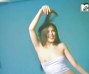 Koyu saçlı porno kadın boşalma ve yalıyor koltukaltı