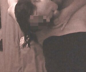 İki süper sıcak Milf olgun kadın boşalması ıslak ayakları ile oynuyor